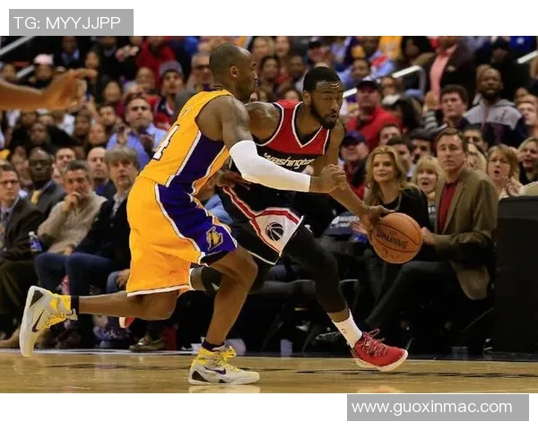 湖人队在第三节逆转奇才队展现强大实力与团队配合的精彩瞬间